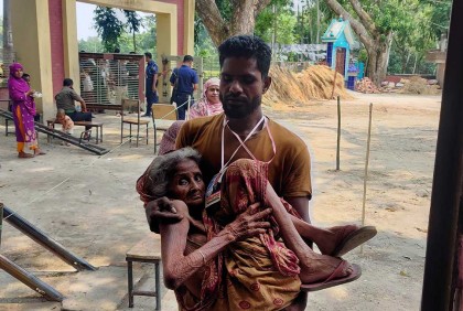 কোলে চড়ে ভোটকেন্দ্রে সালেহা বেওয়া