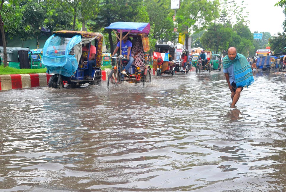 বগুড়ায় সামান্য বৃষ্টিতে জমে হাঁটু পানি, দুর্ভোগ শহরবাসীর
