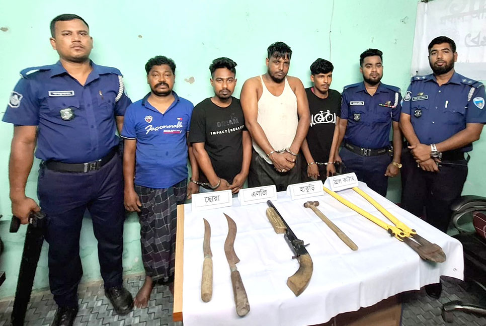 নোয়াখালীতে ৪ ডাকাত গ্রেফতার