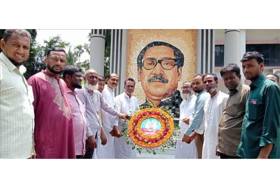 ফুলপুরে বঙ্গবন্ধুর প্রতিকৃতিতে আওয়ামী লীগের পুষ্পার্ঘ্য অর্পণ 