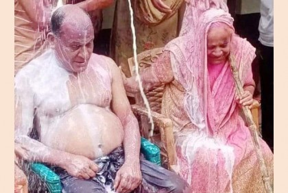 নির্বাচনে জয়লাভ করে উপজেলা চেয়ারম্যানের দুধ দিয়ে গোসল