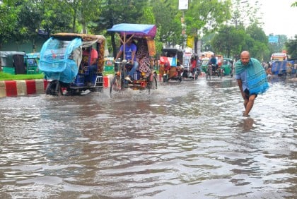 বগুড়ায় সামান্য বৃষ্টিতে দুর্ভোগে শহরবাসী