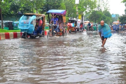 বগুড়ায় সামান্য বৃষ্টিতে জমে হাঁটু পানি, দুর্ভোগ শহরবাসীর
