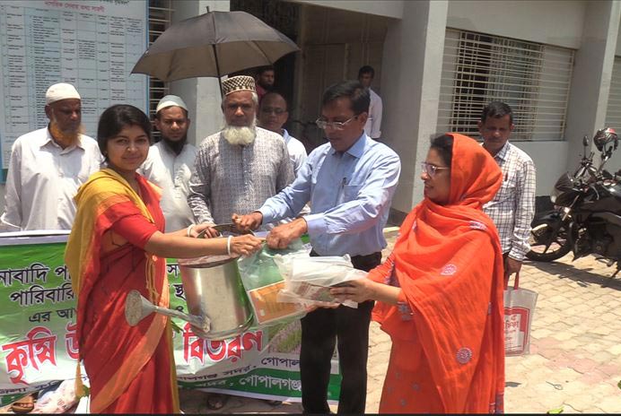 গোপালগঞ্জে কৃষকের মাঝে বীজ-চারা, সারসহ বিভিন্ন উপকরণ বিতরণ