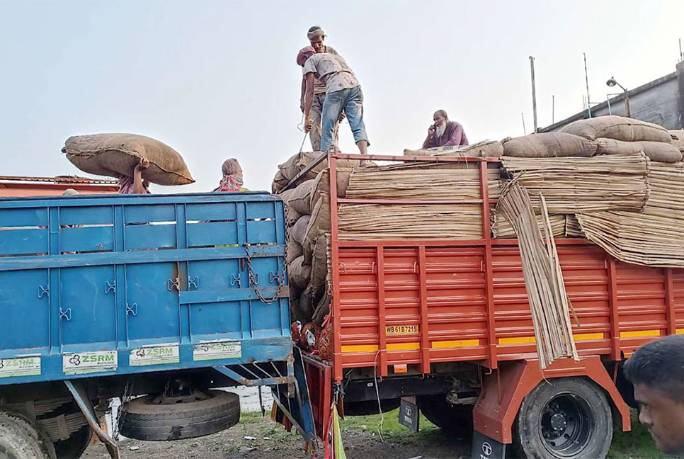 ৬ মাস পর হিলি স্থলবন্দর দিয়ে কাঁচা মরিচ আমদানি শুরু
