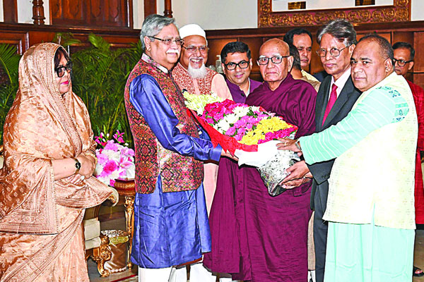 বৌদ্ধ সম্প্রদায়ের অতিথিবৃন্দের সঙ্গে শুভেচ্ছা বিনিময়