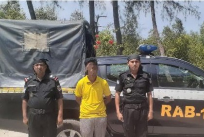 টেকনাফে র‌্যাবের পৃথক অভিযানে অস্ত্র উদ্ধার, পরোয়ানাভুক্ত আসামি গ্রেফতার