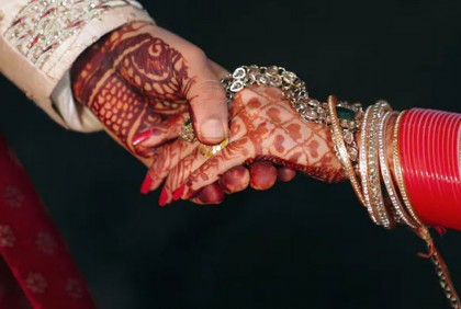 বিয়ের মঞ্চে বধূকে চুমু, বরের পরিবারের সদস্যদের বেদম মারধর