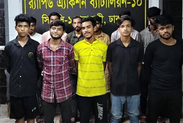 ঢাকায় ডাকাত সন্দেহে দেশি অস্ত্রসহ গ্রেফতার ১১ 