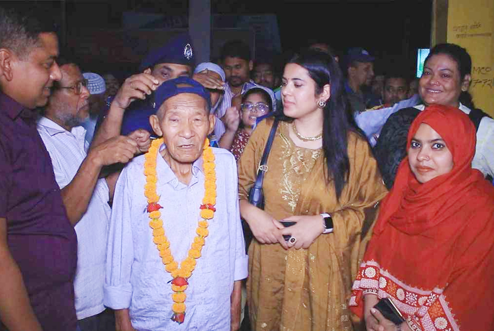 ৪০ বছর পর দেশে ফিরলেন কাজের সন্ধানে এসে আটকে পড়া নেপালি নাগরিক 

