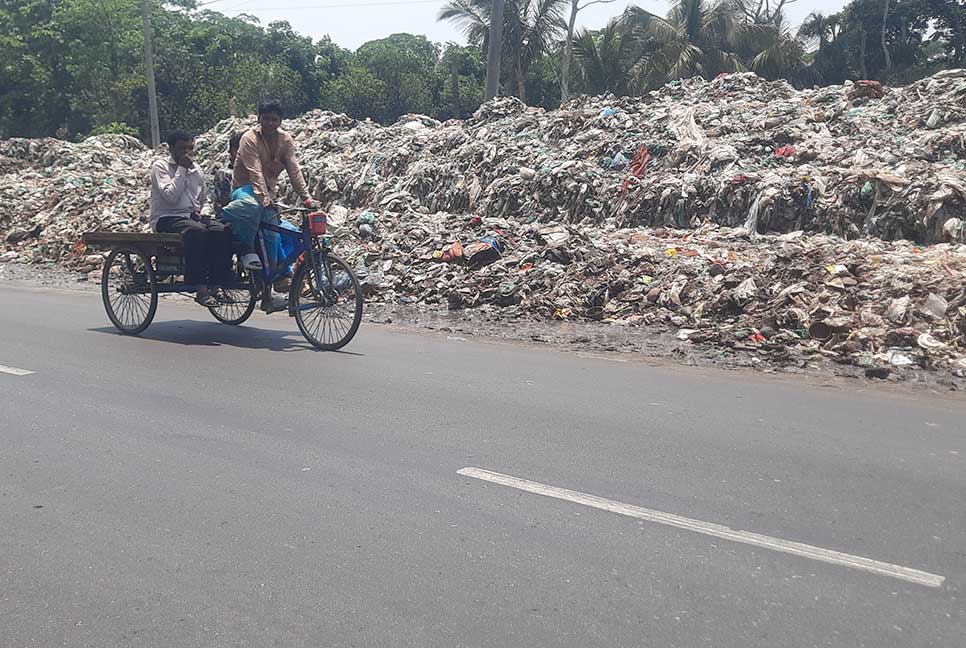 মহাসড়ক যেন ময়লার ভাগাড় 