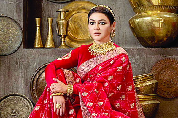কান সৈকতে জয়ার প্রশংসা