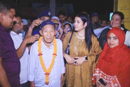 ৪০ বছর পর দেশে ফিরলেন কাজের সন্ধানে এসে আটকে পড়া নেপালি নাগরিক 

