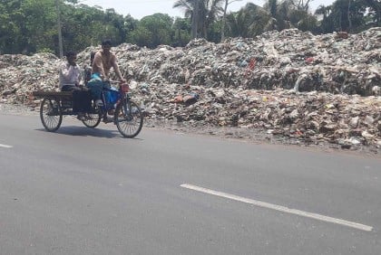 মহাসড়ক যেন ময়লার ভাগাড় 