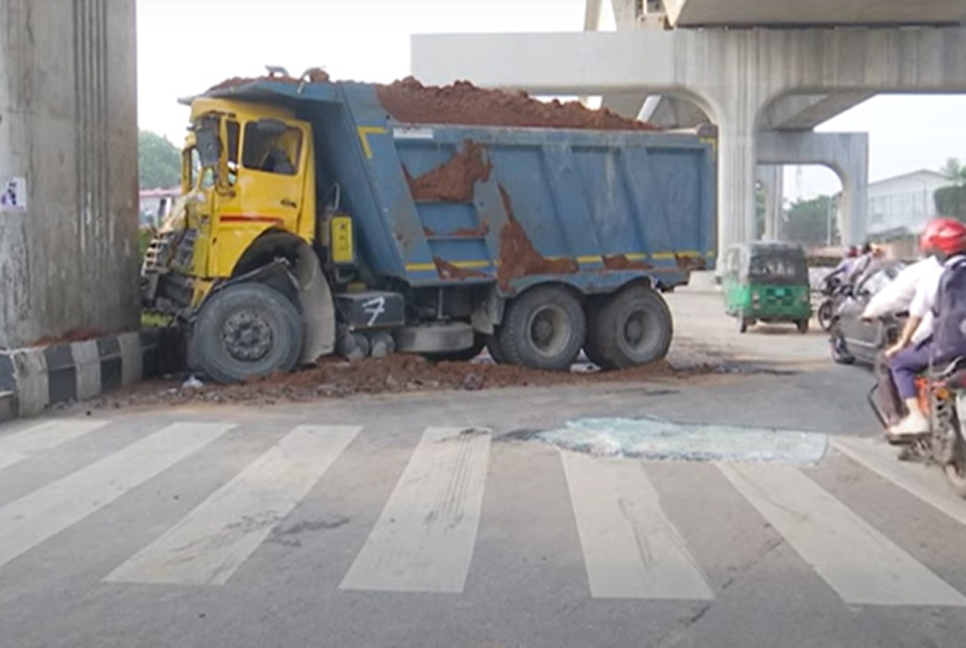 আগারগাঁওয়ে বাস ও ট্রাকের মুখোমুখি সংঘর্ষ 

