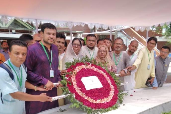 বঙ্গবন্ধুর সমাধিতে আওয়ামী লীগের কৃষি ও সমবায় বিষয়ক উপ-কমিটির শ্রদ্ধা