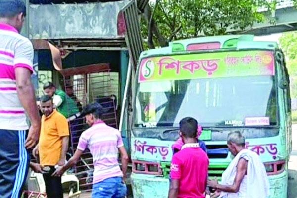 পুলিশ বক্সে ঢুকে গেল বাস
