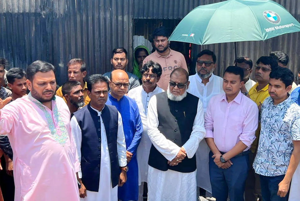 গাজীপুরে আগুনে ক্ষতিগ্রস্ত পরিবারে সহায়তা দিলেন মন্ত্রী 