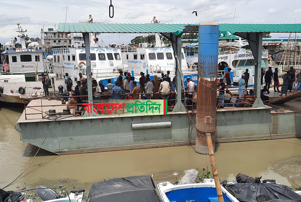 লক্ষ্মীপুরে নৌযান চলাচল বন্ধ, আটকা কয়েক’শ যাত্রী

