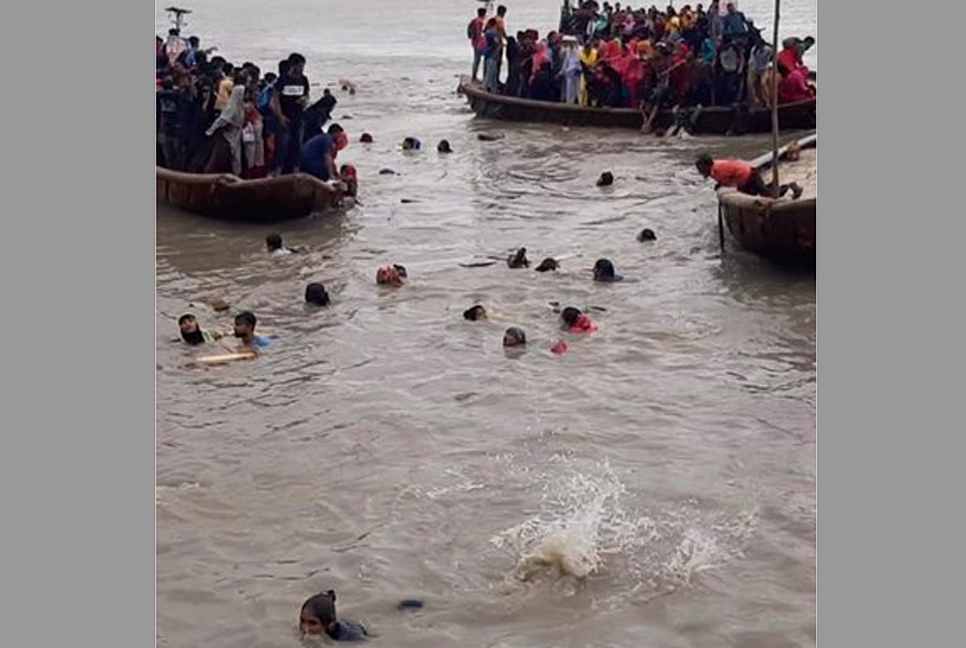 দমকা বাতাসে মোংলায় ট্রলার ডুবি, টোল আদায়ের কাউন্টারে ভাঙচুর


