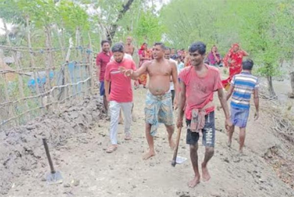 দুর্বল বেড়িবাঁধ মেরামতে কোদাল খোন্তা হাতে নারী-পুরুষ 