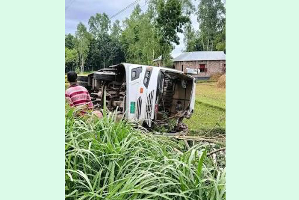 নিয়ন্ত্রণ হারিয়ে যাত্রীবাহী বাস খাদে, হেলপার নিহত