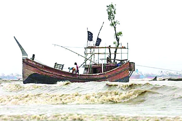 আতঙ্ক বাড়িয়ে আসছে রিমাল