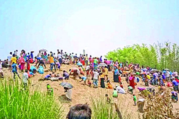 সোনা পাওয়ার আশায় যত কাণ্ড