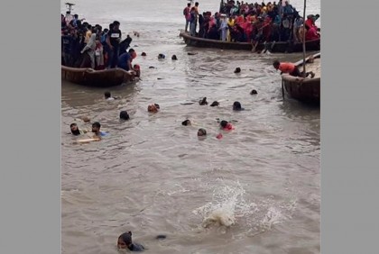 দমকা বাতাসে মোংলায় ট্রলার ডুবি, টোল আদায়ের কাউন্টারে ভাঙচুর

