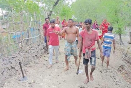 দুর্বল বেড়িবাঁধ মেরামতে কোদাল খোন্তা হাতে নারী-পুরুষ 