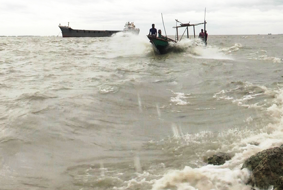 উপকূল অতিক্রম করছে রেমাল, ৫-৭ ঘণ্টায় উঠবে স্থলভাগে