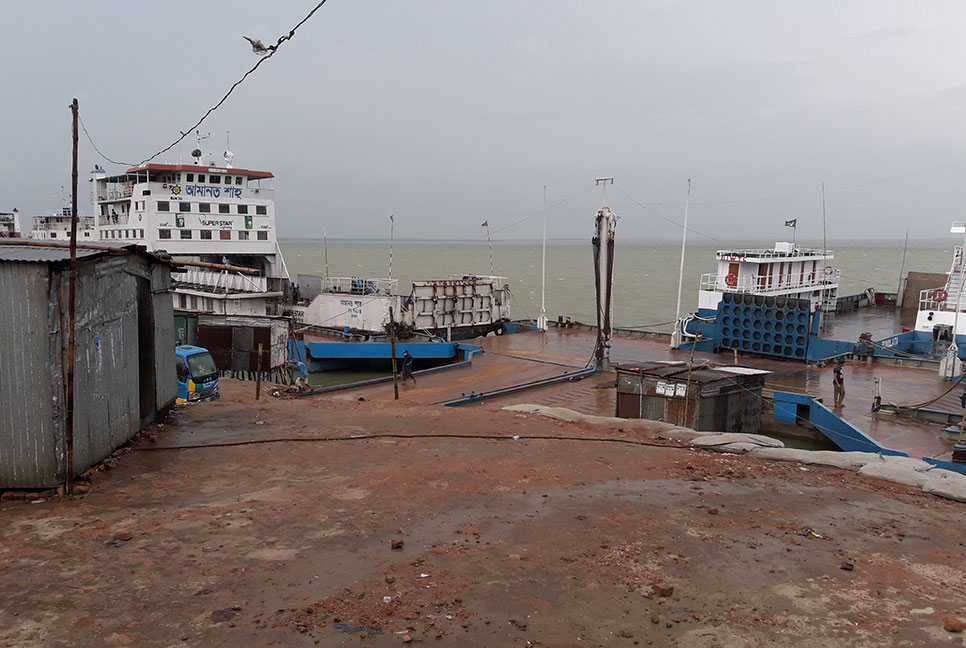 দৌলতদিয়া-পাটুরিয়া রুটে সব ধরনের নৌযান চলাচল বন্ধ, বিদ্যুৎহীন গোটা রাজবাড়ী