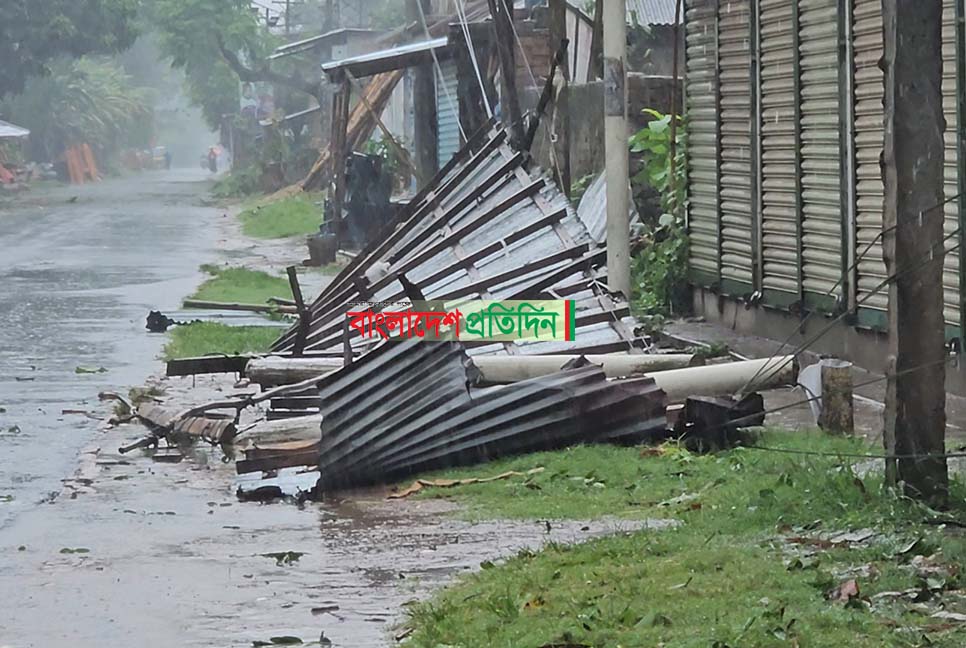 খুলনায় ১১ ঘণ্টা সংযোগ বিচ্ছিন্ন, পল্লী বিদ্যুতের তার ছিঁড়েছে ১২১টি স্থানে


