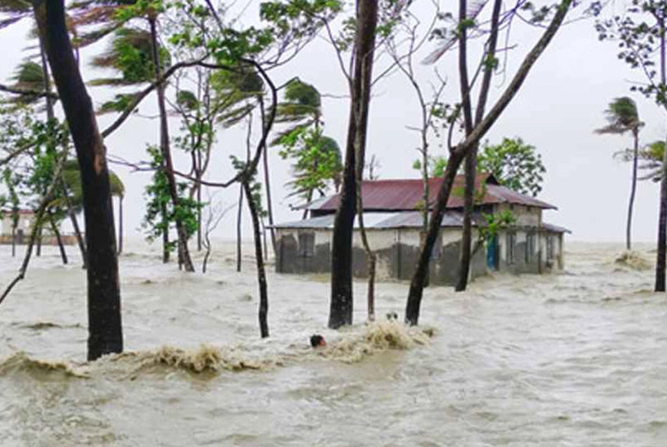 বাগেরহাটে পানিবন্দী ৫০ হাজার পরিবার, বিধ্বস্ত ৪৫ হাজার ঘরবাড়ি