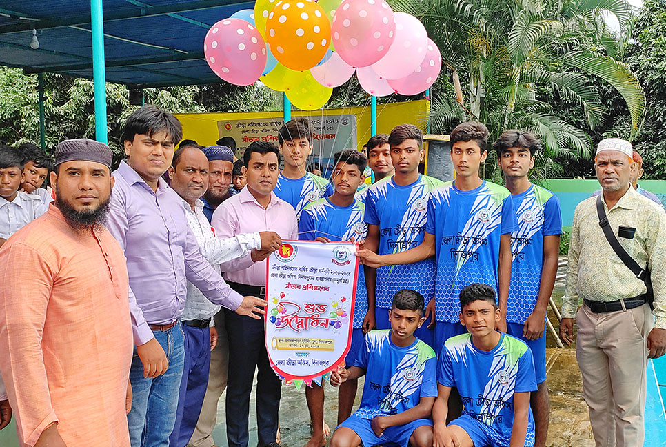 দিনাজপুরে অনূর্ধ্ব-১৫ শিক্ষার্থীদের সাঁতার প্রশিক্ষণ

