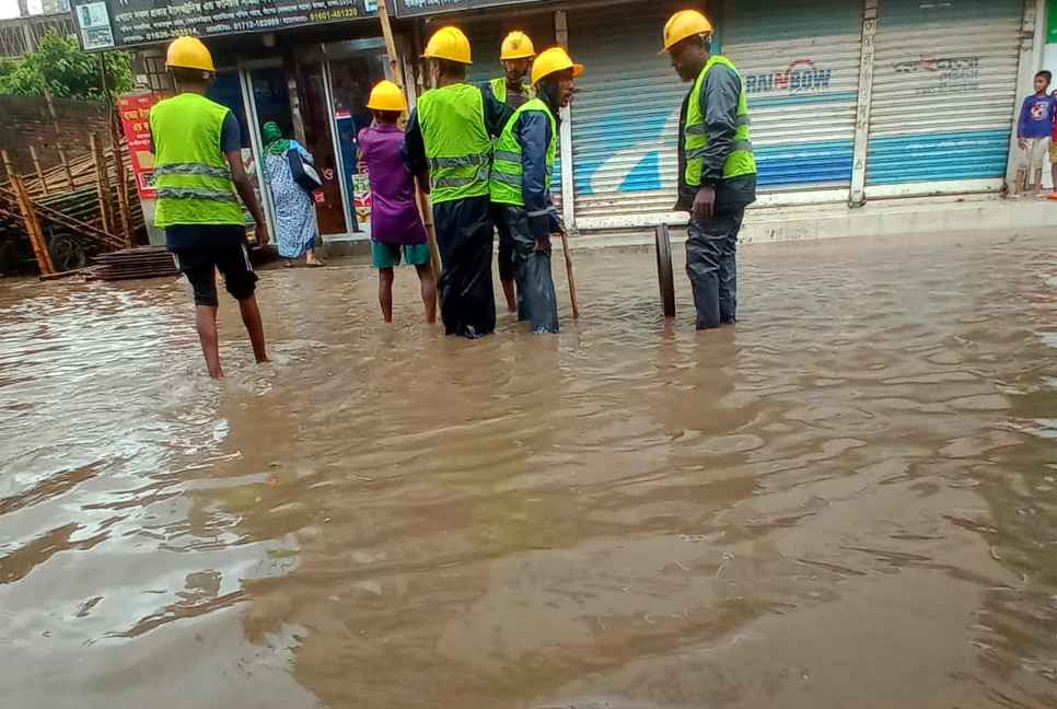 জলাবদ্ধতা নিরসনে ডিএনসিসির ৫৩০০ পরিচ্ছন্নতাকর্মী ও ১০ টিম

