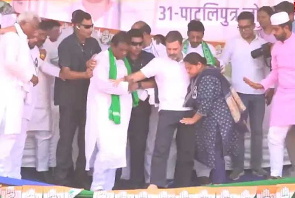 রাহুলকে নিয়ে ভেঙে পড়ল নির্বাচনী প্রচারমঞ্চ (ভিডিও)

