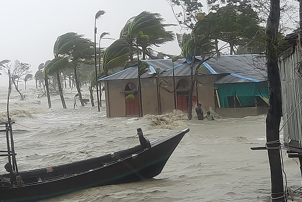 ঘূর্ণিঝড় রিমাল: হাতিয়ার ১১ ইউনিয়ন প্লাবিত, পানিবন্দী বহু মানুষ
