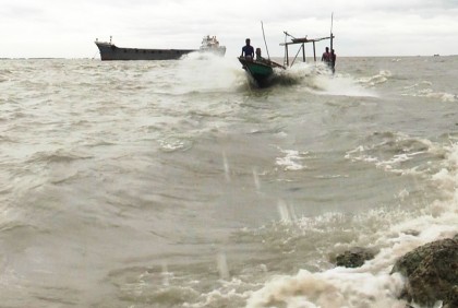 উপকূল অতিক্রম করছে রেমাল, ৫-৭ ঘণ্টায় উঠবে স্থলভাগে
