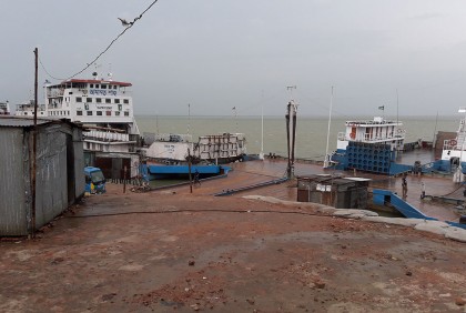 দৌলতদিয়া-পাটুরিয়া রুটে সব ধরনের নৌযান চলাচল বন্ধ, বিদ্যুৎহীন গোটা রাজবাড়ী