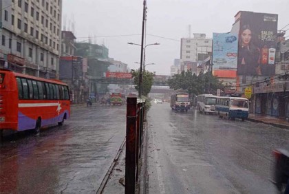 রাজধানীতেও রেমালের প্রভাব, দমকা বাতাসের সঙ্গে ঝরছে বৃষ্টি