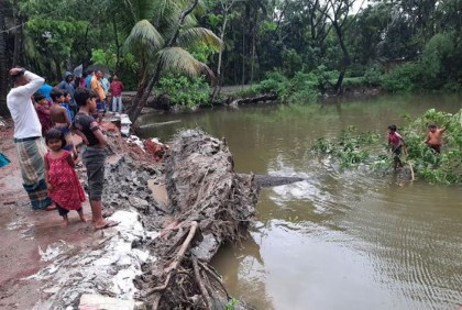 লক্ষ্মীপুরে ঘরবাড়ি বিধ্বস্ত, বেড়িবাঁধ ভেঙে গেছে
