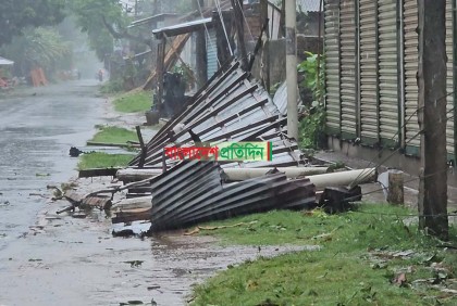 খুলনায় ১১ ঘণ্টা সংযোগ বিচ্ছিন্ন, পল্লী বিদ্যুতের তার ছিঁড়েছে ১২১টি স্থানে

