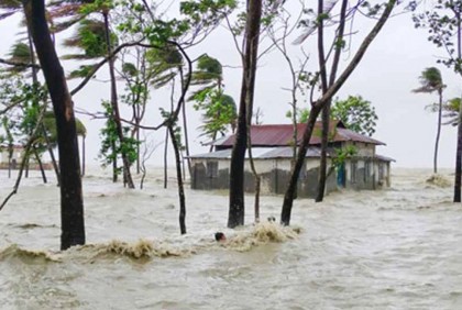বাগেরহাটে পানিবন্দী ৫০ হাজার পরিবার, বিধ্বস্ত ৪৫ হাজার ঘরবাড়ি