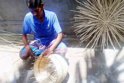 আম-লিচুর ঝুড়ি তৈরিতে ব্যস্ত মাহালী সম্প্রদায়
