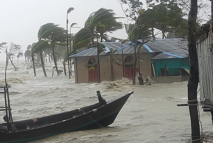 ঘূর্ণিঝড় রিমাল: হাতিয়ার ১১ ইউনিয়ন প্লাবিত, পানিবন্দী বহু মানুষ