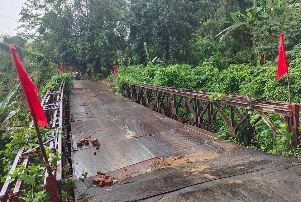 বান্দরবানে বেইলি ব্রিজ দেবে যান চলাচল বন্ধ