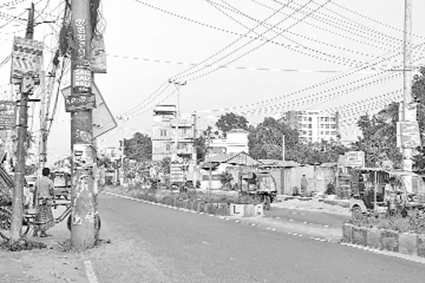 সড়কে খুঁটি সরেনি দুই বছরেও