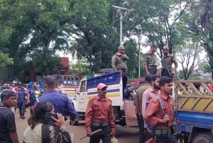 টাঙ্গাইলের তিন উপজেলা নির্বাচন : ভোট কেন্দ্রে পাঠানো হচ্ছে নির্বাচনী সরঞ্জাম