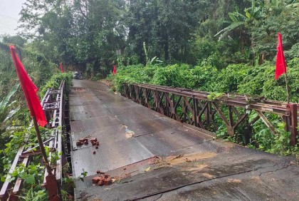 বান্দরবানে বেইলি ব্রিজ দেবে যান চলাচল বন্ধ